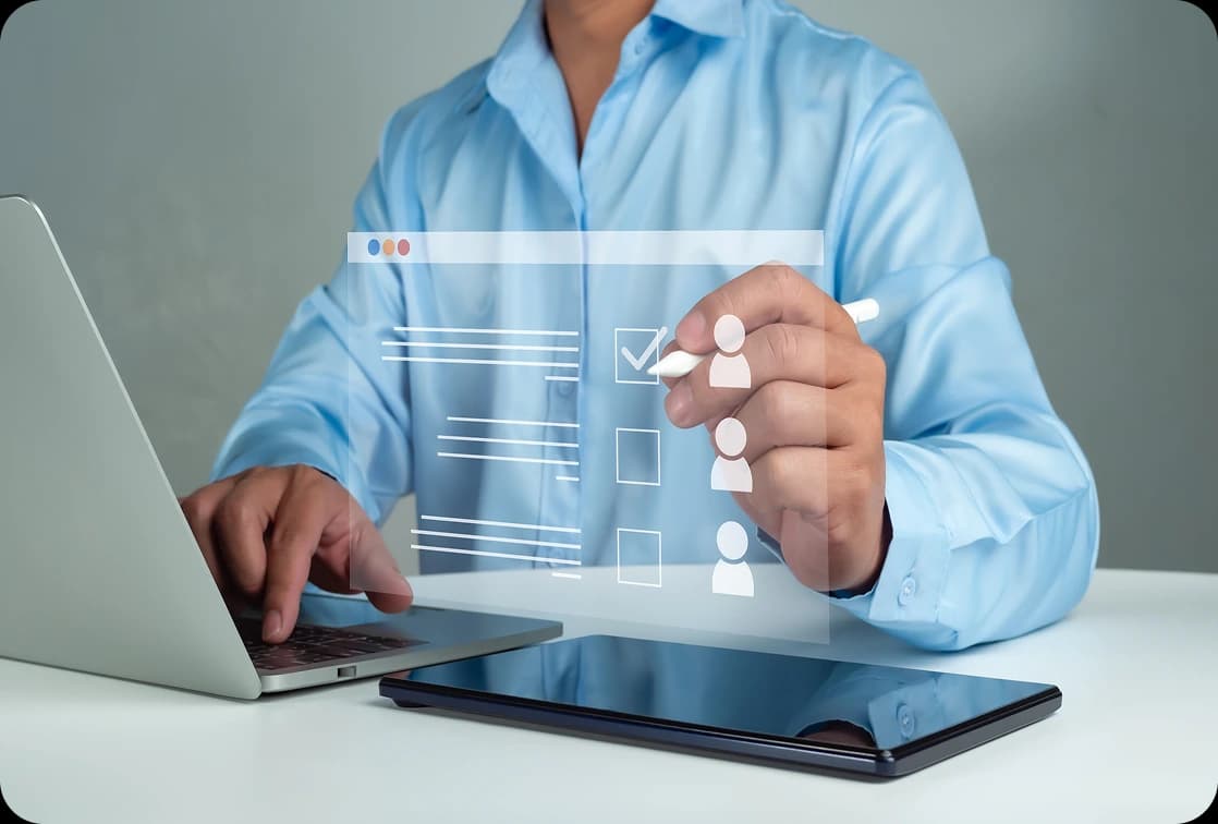 Persona registrando informacion operativa con Orbit