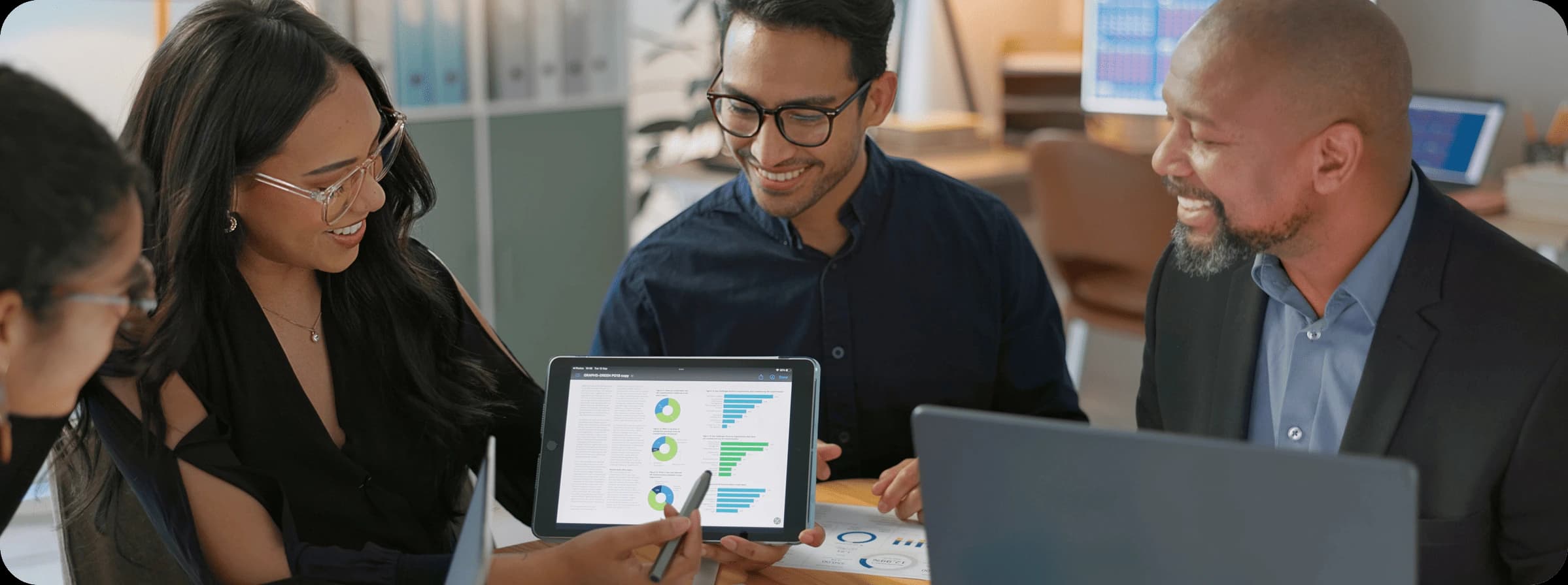 Equipo ejecutivo analizando indicadores para decidir con mayor claridad