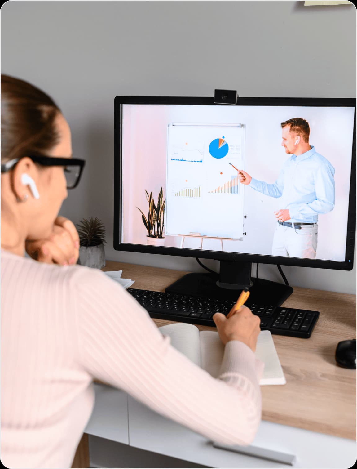 Persona siguiendo una sesion de aprendizaje virtual frente a una pantalla