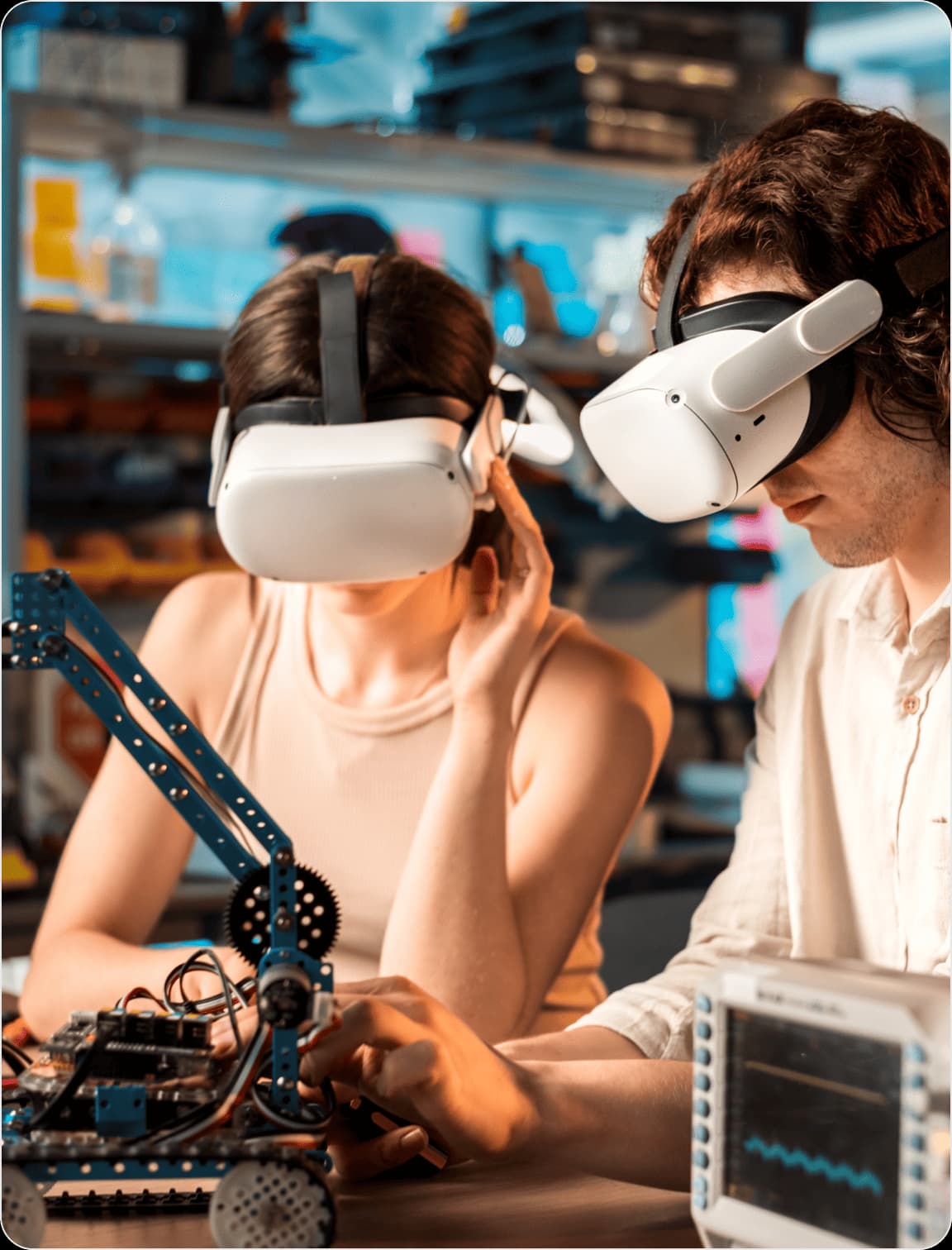 Personas probando tecnología inmersiva dentro del laboratorio de innovación