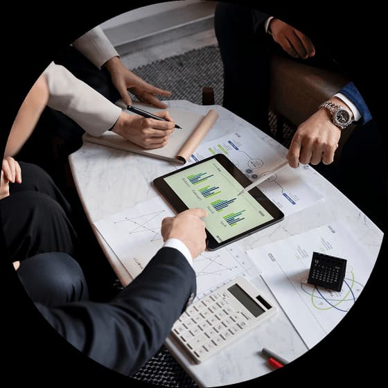 Equipo revisando indicadores y planeación estratégica