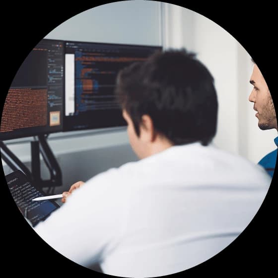 Persona trabajando sobre una solución de software empresarial