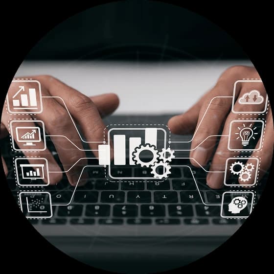 Persona trabajando con múltiples sistemas integrados