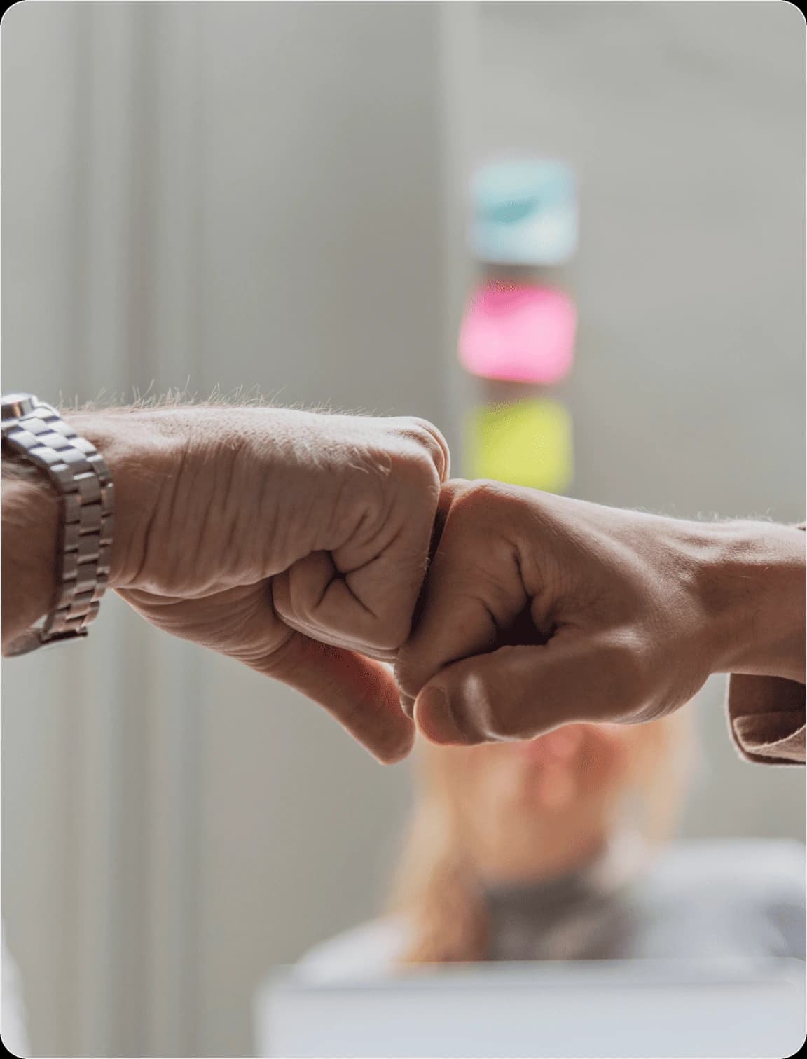 Dos personas chocando los punos como simbolo de alianza estrategica