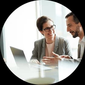 Sesión de consultoría tecnológica entre líderes de proyecto