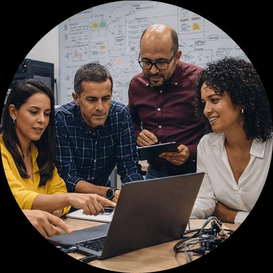 Equipo formulando una iniciativa tecnológica y de innovación