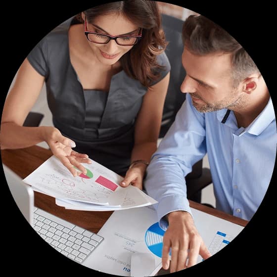 Equipo revisando la gestión de un proyecto y sus entregables